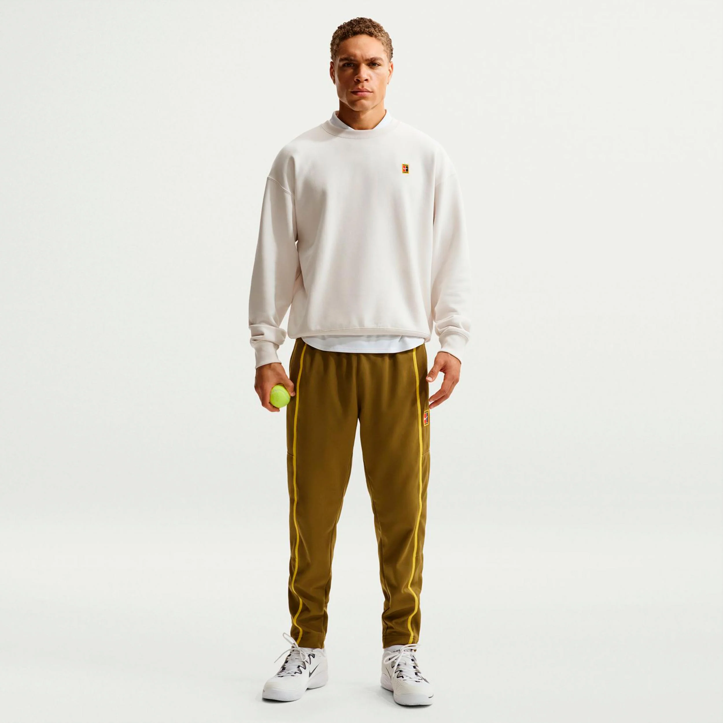 Jannik Sinner Court Heritage Trainingshose Herren-oliv - Image 2