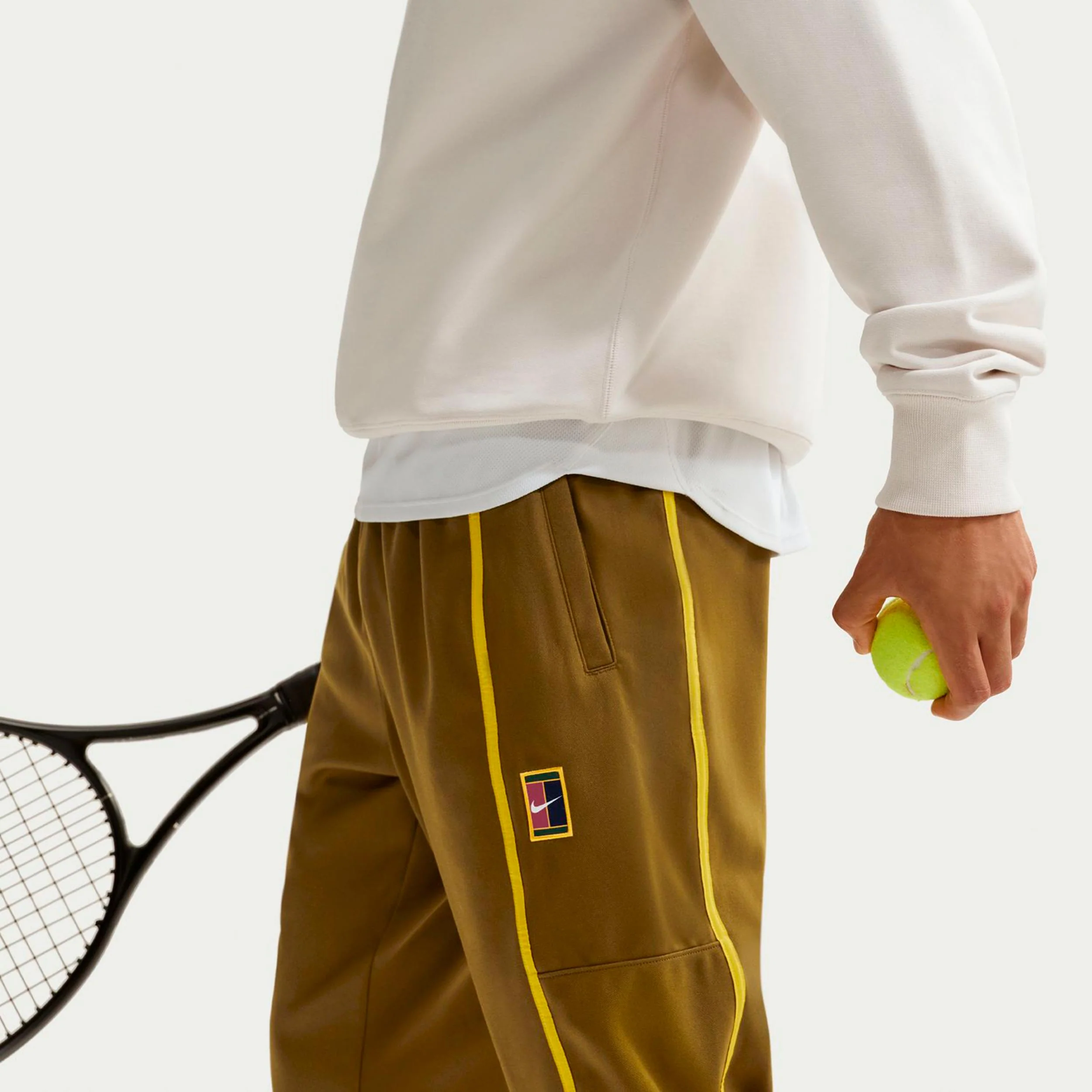 Jannik Sinner Court Heritage Trainingshose Herren-oliv - Image 5